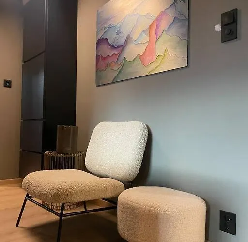 Inn/out - 4-room W/3 Bedroom Apartment *