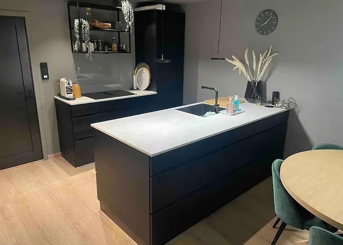 Апартаменты Inn/out - 4-room W/3 Bedroom *